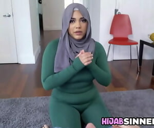 Thick Hijab Babe Juggles On..